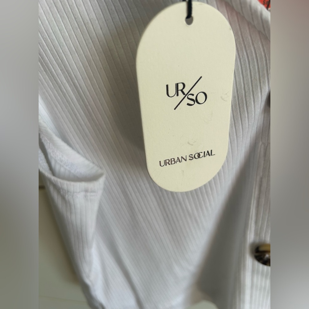 NWT Urban Social White Sleeveless Button-Down Top - Picture 6 of 6